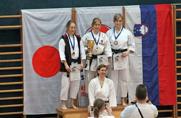 Uspešne primorske  članice A v katah - drugouvrščena Katrin 
Češčut (Samurai Sežana), zmagovalka Nika Frank (Bushi 
Divača) in tretjeuvrščena Andreja Furlanič (Shuri Koper). 

 