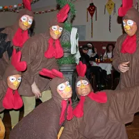 Med udeleženci plesa je bilo tudi veliko skupinskih mask. Na 
fotografiji kokoške iz Šmihela. 