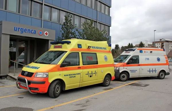 Ponesrečence in urgentne bolnike vozijo zdaj kar po dežju, z 
novo naložbo bi zanje uredili dovoz pod streho.