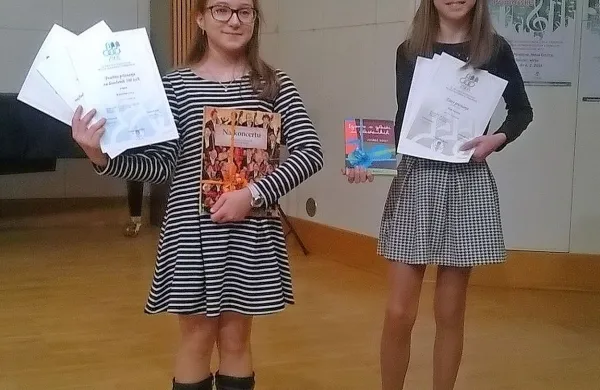 Magični stotici sta osvojili flavtistki (z leve)  Katarina Lozar  (GŠ  
Ajdovščina) in Eva Faganelj (GŠ Nova Gorica).