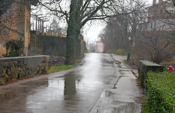 V Dobravljah bodo prihodnje leto obnovili odsek med  kulturnim domom in železniško progo.