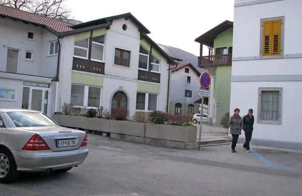 Če bo sodišče dalo prav stanovalcem, ki zahtevajo zapornico pred svojimi parkirišči, bo treba 
pri dializnem centru in zdravstvenem domu zagotoviti prehod za urgentna vozila. 