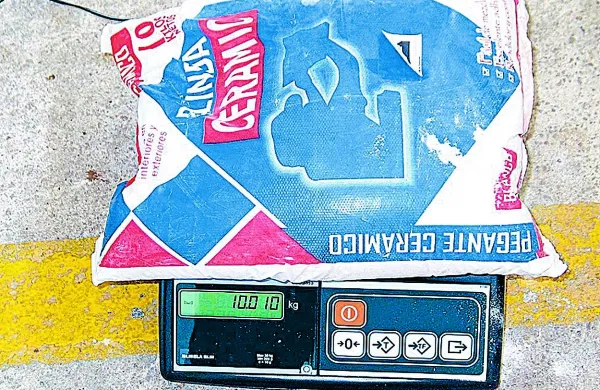 Lepilu  za ploščice je bilo primešano 72 kilogramov kokaina.