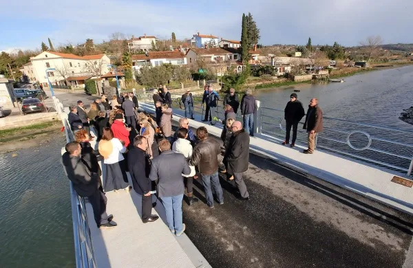 Danes so uradno odprli most, ki vodi v Sečoveljske doline.