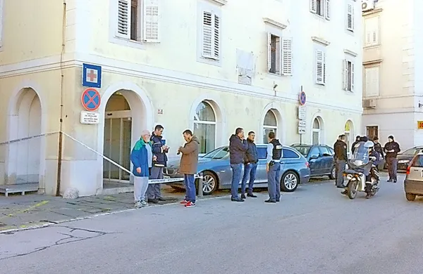Mo&scaron;ki, ki je v Piranu zabodel medicinsko sestro, je zdaj v psihiatrični bolni&scaron;nici