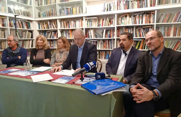 Člani znanstvenega sveta so oblikovali štiri zahteve za 
vodstvo univerze in pristojno ministrstvo. 