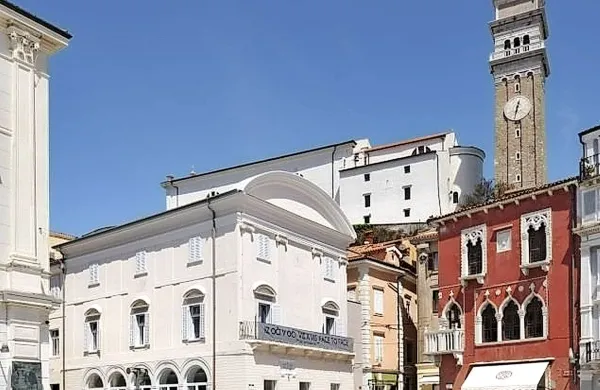 Iz Galerije Velenje se v piransko Mestno galerijo seli velika 
skupinska razstava Pogledi na slovensko kiparstvo 1975 - 
2015. 