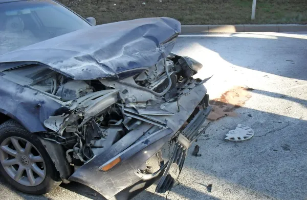 V avtu moldavske voznice se je laže poškodoval njen 31-letni 
sopotnik.