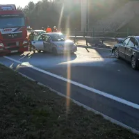 Najprej je v ograjo trčila voznica iz Moldavije, v avto in 
tovornjak, ki sta za njo uspela varno ustaviti, pa je trčila 
50-letna voznica.