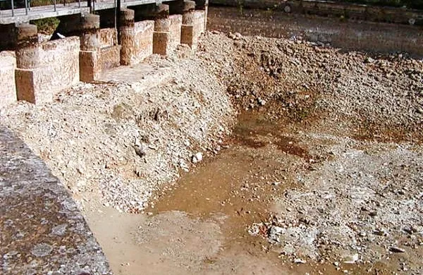 Izvir Rižane poleti 2003. Podobna slika je bila tudi poleti 2006, 
2008 in  predvsem  2012. 