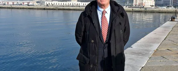 Franko Košuta v Trstu, v ozadju sloviti žerjav Ursus, ki so ga  
ohranili kot  spomenik tehnične dediščine.  

