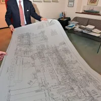 Franko Košuta z enim od  deset tisoč načrtov, ki so potrebni 
ob gradnji ladje. 






