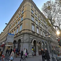 Palača Janeza Kalistra na ulici Carducci v Trstu (v njej je bila 
znana trgovina Godina). Kalister, doma iz Slavine pri Pivki,  je 
bil eden najbogatejših Tržačanov.  



