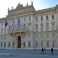 Palača Avstrijskega Lloyda  na Trgu enotnosti  v Trstu, s 
kipoma na vogalih, ki simbolizirata sladko in morsko vodo. 
Poslopje so zgradili leta 1880, načrt zanj je izdelal arhitekt 
Heinrich von Ferstel.

 
