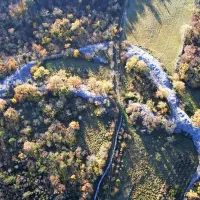 Obzidje Debele griže je dolgo približno 1100 metrov. Zid je 
visok od dveh do sedmih metrov, v času naselitve pa je bil še 
višji.  Skupna količina vgrajenega kamenja presega 60.000 
kubičnih metrov.

