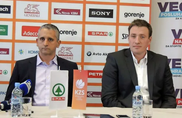 Skupaj v akcijo za uvrstitev na evropsko prvenstvo (z leve): 
selektor Igor Kokoškov in  športni direktor Matjaž Smodiš.