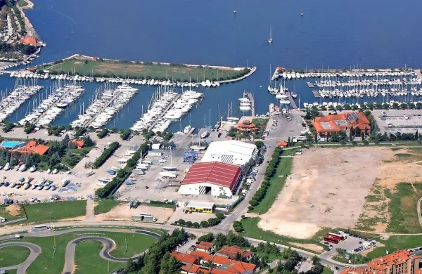 Piranska občina je sprva predlagala, da bi Marina Portorož 
letno plačevala 325.000 evrov koncesije, nakar so vsoto 
znižali na 260.000 evrov. 
