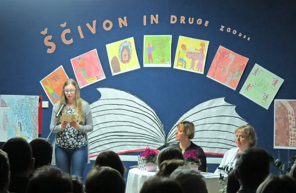 Cecilija Pavlovič (prva z desne) je v pogovoru z Magdaleno 
Svetina Terčon (v sredini) predstavila enajstletno zbiranje 
ljudskih zgodb, rekov, molitvic in drugih izročil.