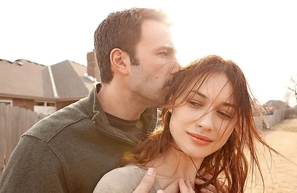 Ljubeč poljub: Ben Affleck in Olga Kurylenko v filmu Čudežu 
naproti, 2013.
