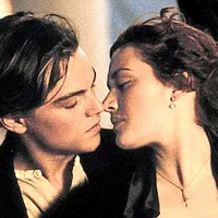 Usodni poljub: Leonardo DiCaprio in Kate Winslet v filmu 
Titanik, 1997.