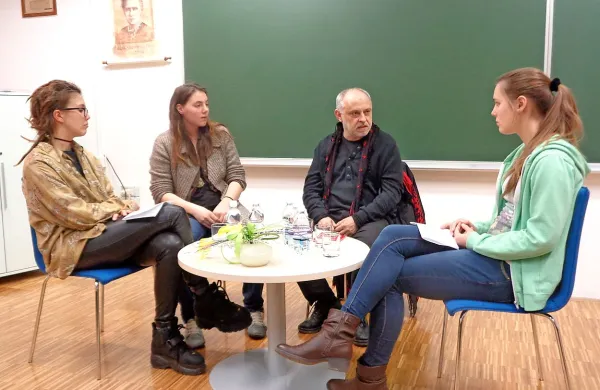 Feri Lainšček je zanimivo odgovarjal mladim moderatorkam. 