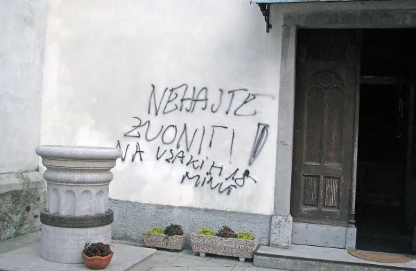 Kobaridci se zgražajo, župnik Ivan Božič pa  pravi,  naj grafiti kar ostanejo, da se bodo vandali  
v njih ogledovali.