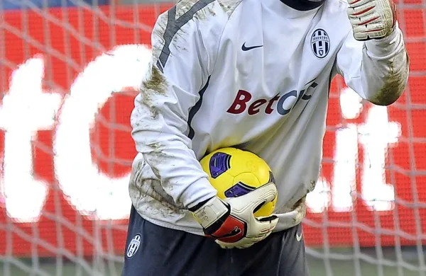 Vratar Gigi Buffon in njegovi soigralci so še na šesti zaporedni 
tekmi zaprli vse dostope do Juventusovega gola. 