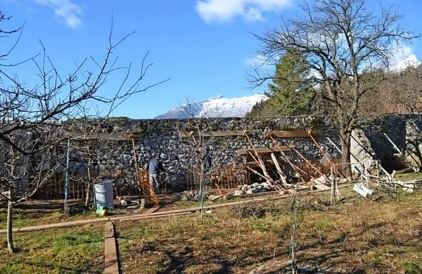 Popravljajo zid, da ne  bo padel  na grobove