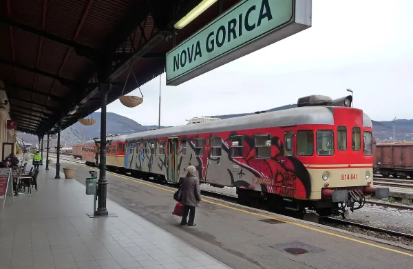   Proti Jesenicam danes pelje isti vlak kot v časih, ko je  vsak dan nadaljeval pot do Ljubljane. 
Zdaj do glavnega mesta nadaljuje  le ob nedeljah.  