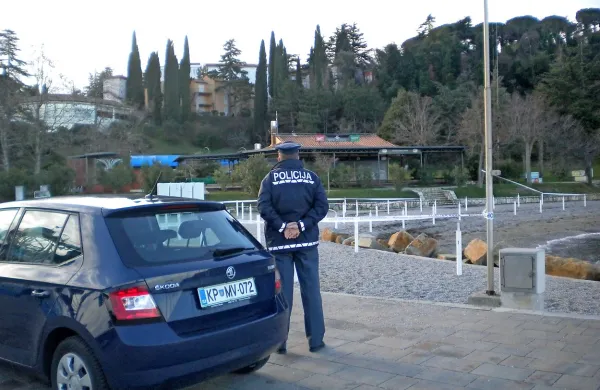 Policisti so zavarovali del plaže, kjer je bila najdena bomba.