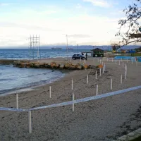 Policisti so zavarovali del plaže, kjer je bila najdena bomba.