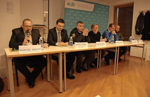 Z leve: Danijel Sertič, Matej Tonin, Leon Godejša (policijski 
inšpektor), Slavko Ivančič, Bojan Žižek (Slovenska kolesarska mreža), Stevo Vujič (Moto društvo, sekcija Tomos).