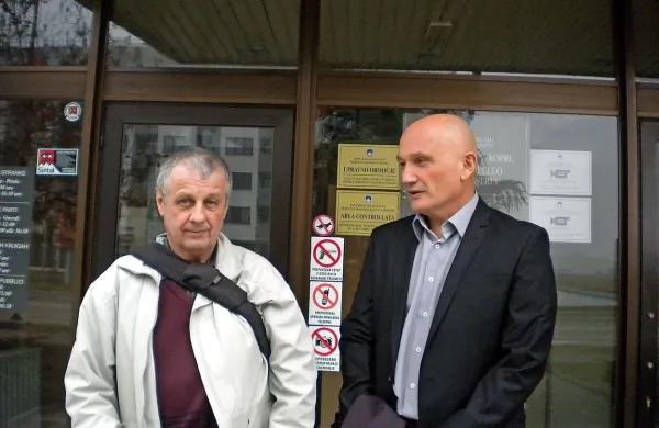 Jožef Janežič (levo) bi moral včeraj začeti prestajati zaporno kazen na Dobu, a je na sodišče  
poslal prošnjo za odlog.