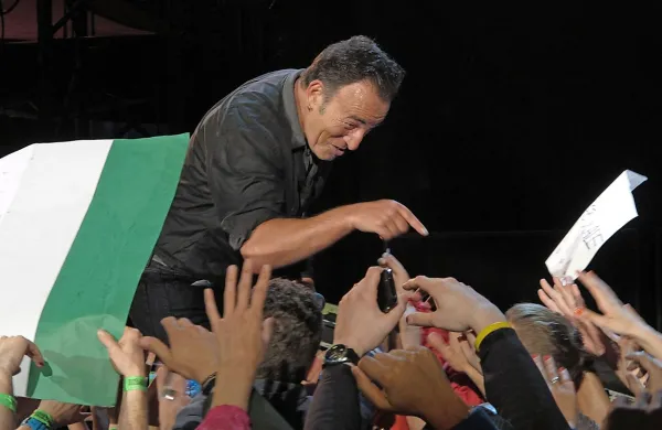 Pri Realu so težavo, kako se znebiti večnih tekmecev, spretno 
rešili - na dan finala bo namreč, po naključju ali ne, na tem 
stadionu imel koncert ameriški glasbenik Bruce Springsteen.