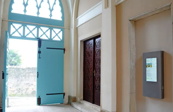 Interaktivna informacijska točka je obiskovalcem na voljo v 
vhodni veži piranskega pokopališča, ki so jo zgradili leta 1862.



