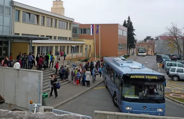 Namesto trikrat naj bi po novem šolski avtobus otroke v šolo in iz nje v večino bližnjih vasi vozil 
le dvakrat.