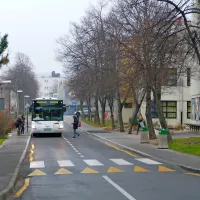 Namesto trikrat naj bi po novem šolski avtobus otroke v šolo 
in iz nje v večino bližnjih vasi vozil le dvakrat.