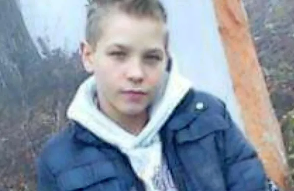 Žan Ribič je star 14 let, je  srednje postave, visok okoli 150 
centimetrov, ima modre oči in kratko pristrižene svetle lase.