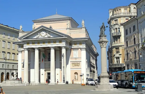 Včeraj so karabinjerji v Trstu  ustavili  slovenska državljana, ki 
sta iz veleblagovnice Coin odnesla oblačila v vrednosti 800 
evrov. 