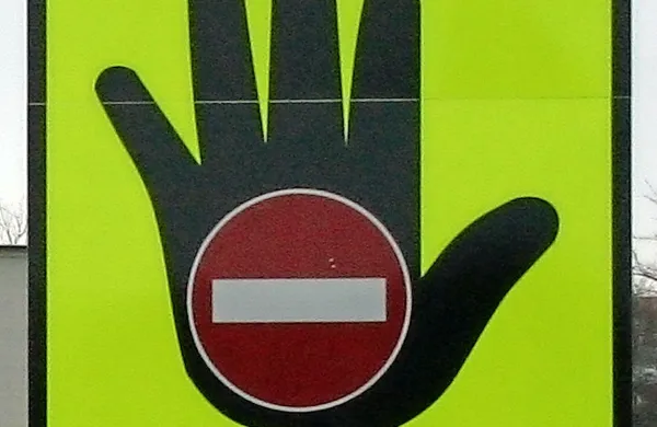 Italijan je včeraj na hitri cesti med Vrtojbo in Ajdovščino vozil  
v napačni smeri. 