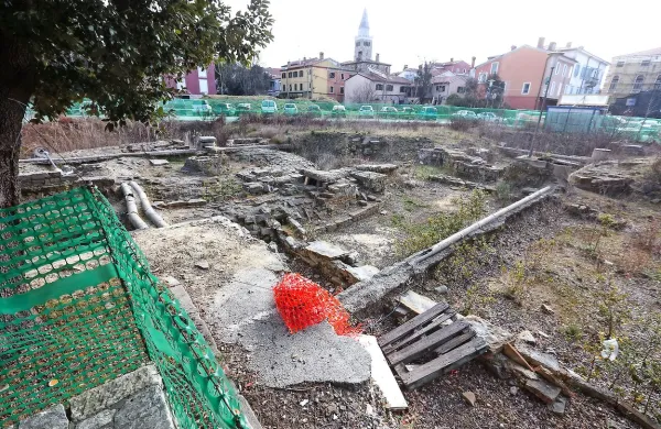 V koprski občini napovedujejo, da se po poslovnem razhodu 
s podjetjem Mons najprej lotili začasne ureditve gradbene 
jame, ki že leta kazi Muzejski trg.
