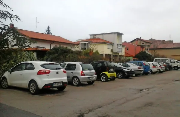 Občina bo uredila parkiri&scaron;če za O&Scaron; Vojke &Scaron;muc