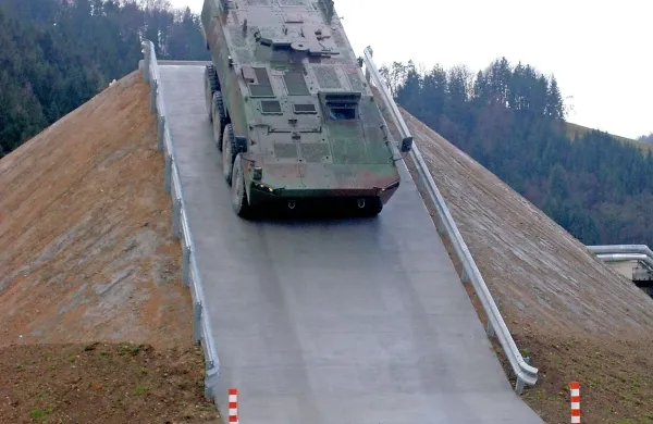 Višje prizivno sodišče v finskem Turkuju je zavrnilo vse 
obtožbe proti finskemu orožarskemu koncernu Patria, ki je 
obtožena dajanja podkupnin med prodajo oklepnih vozil 
Hrvaški leta 2007.