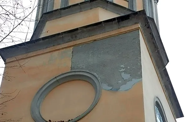 Z zvonika cerkve  v Rojanu je zaradi močne burje odpadel del 
ometa.