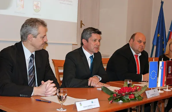 “Iz Javornikov dobivamo dobro vodo, zdaj bomo imeli še boljšo,” je poudaril postojnski župan 
Igor Marentič (v sredini), ki je “zgodovinski” projekt predstavil s pivškim županom Robertom 
Smrdeljem (levo) in direktorjem javnega podjetja Kovod Davidom Penkom.