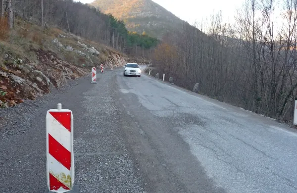 Asfalt, bankine in varovalno ograjo naj bi na državni cesti po 
severnem pobočju Škabrijela uredili do jeseni.   
