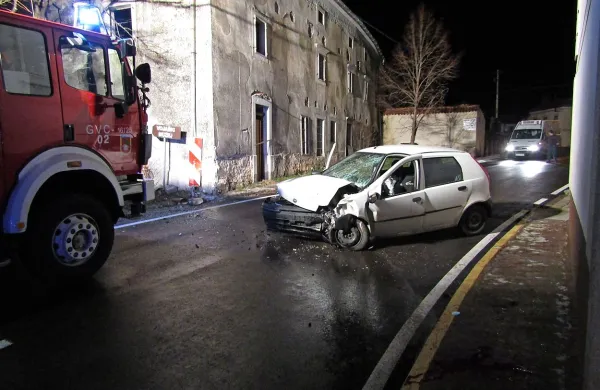 Mladi voznik je s fiatom trčil v vogal hiše tik ob cesti. 