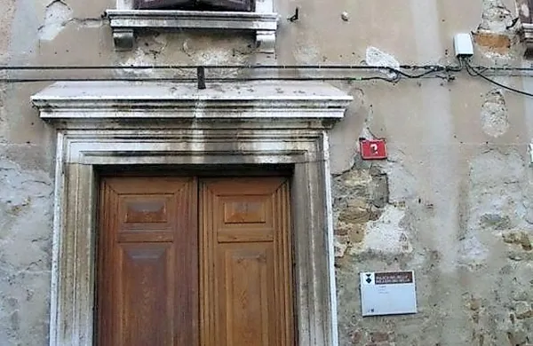 Na javni dražbi bo naprodaj tudi stanovanje na Trubarjevi 
ulici.