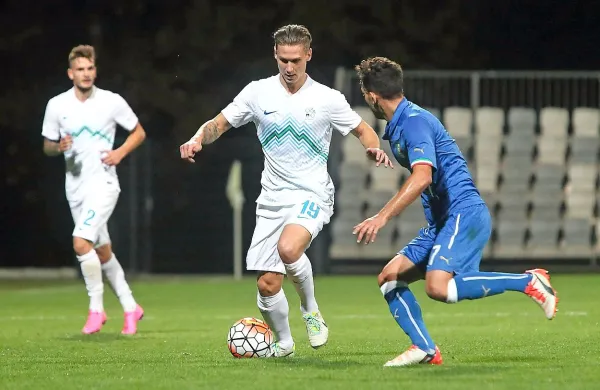 Leo Štulac (z žogo) je včeraj dosegel vodilni zadetek za 
Slovenijo proti Krki. 