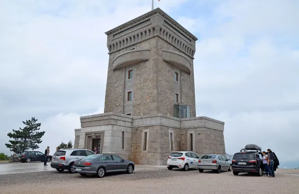     Notranjost pomnika, ki  privablja množice obiskovalcev, naj bi  
prihodnje leto krasila  monumentalna slika s protivojnim 
sporočilom.  